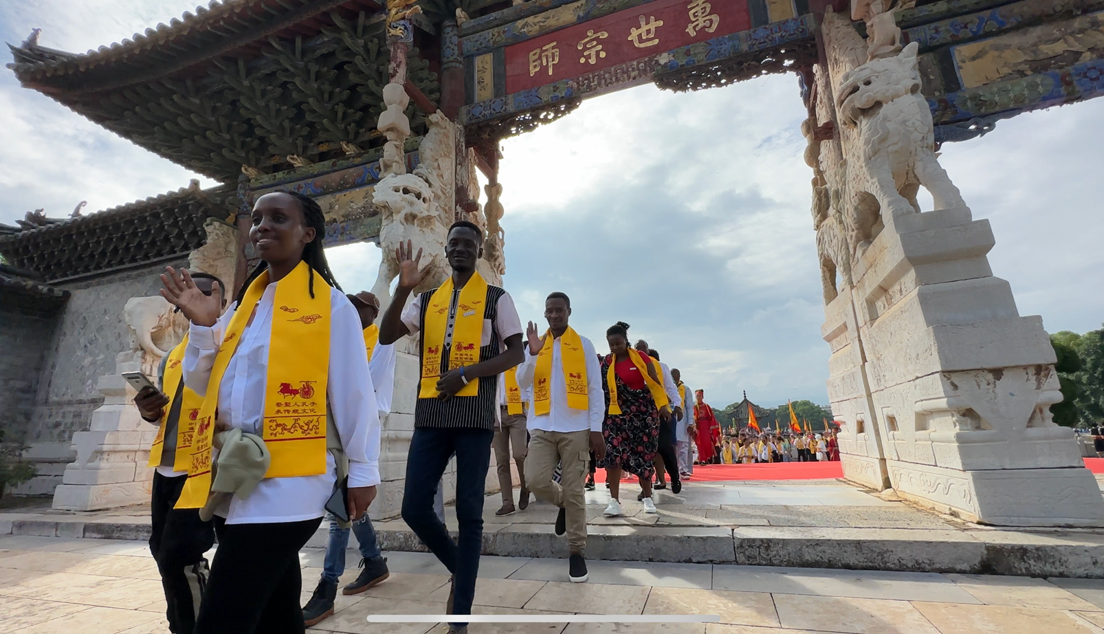 你好！中国孔子——bat365在线中国官网登录入口国际学生赴建水开展中国文化实践体验教学活动并参加秋季祭孔仪