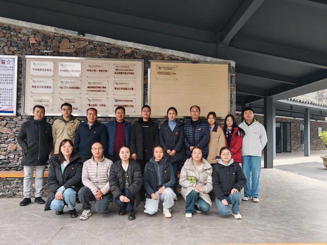 说明: 小孩们站在一起合影的一群人中度可信度描述已自动生成