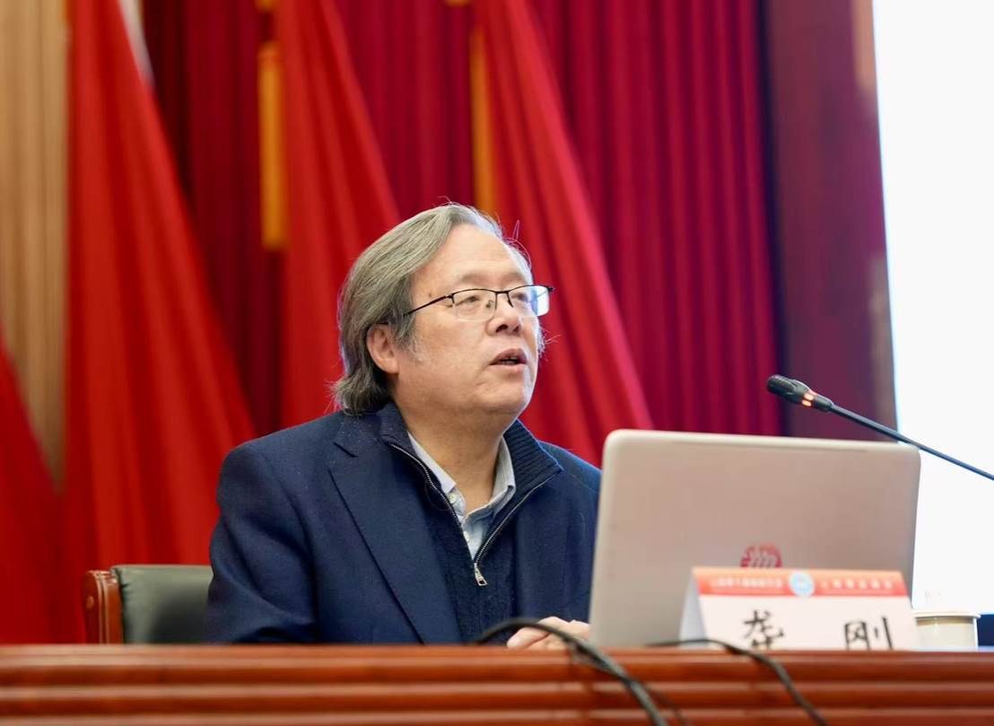 男人拿着笔记本电脑的桌子前 AI 生成的内容可能不正确。