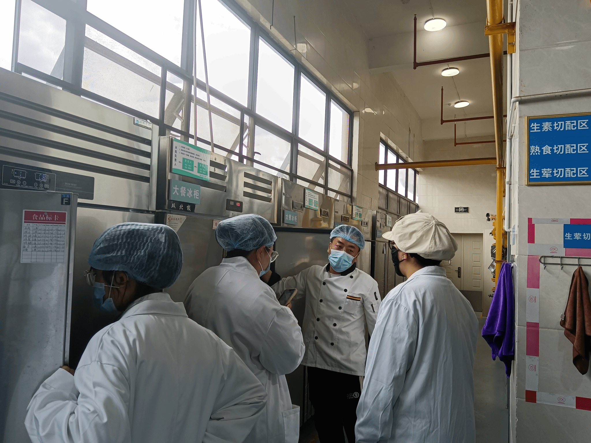 师生代表进食堂后厨检查